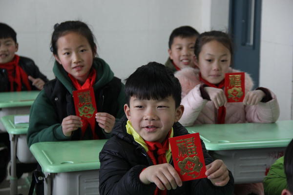 锦凤小学孩子们展示抽中的“红包”